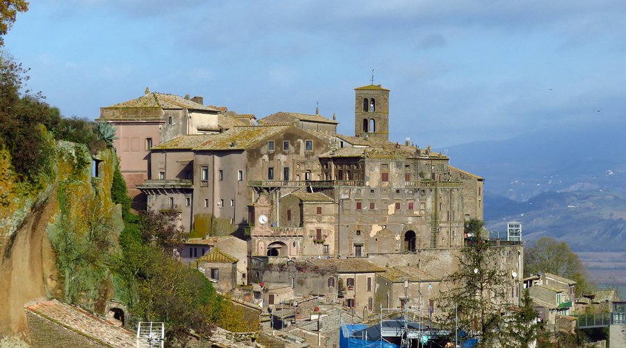 Piramide etrusca nel Parco dei Mostri di Bomarzo — ItalEsplora