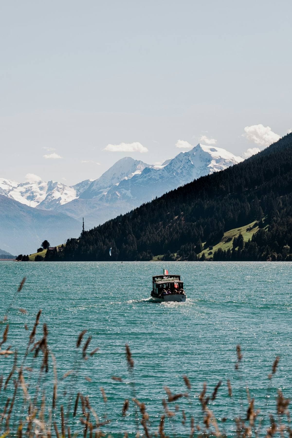 Lago di Resia con barca e montagne