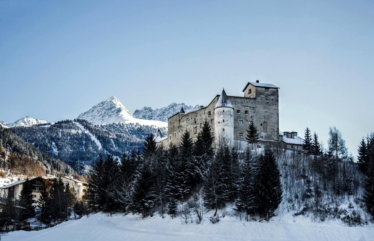 Castello medievale in Val Venosta d'inverno