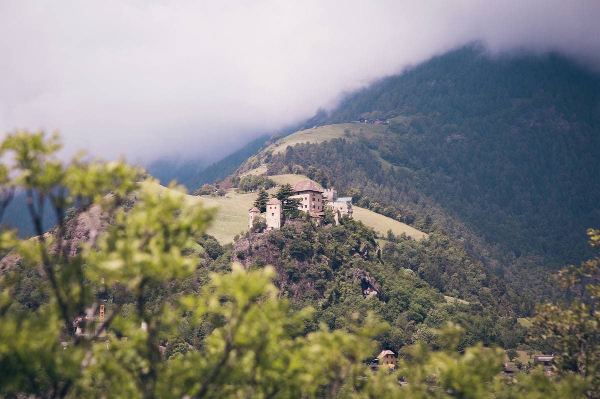 Castello su collina verde Val Venosta